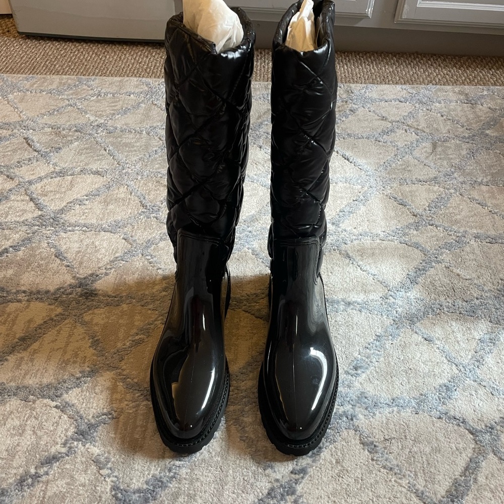 Moncler luxury quilted Nylon Snow Boots. Flat heel.